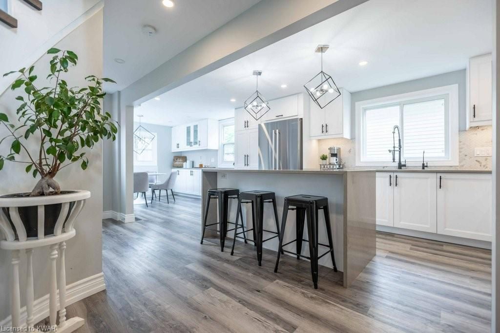 Single Family Residence sold at 21 Thornbush Crescent, Waterloo, ON, N2T 1A9 - Westvale - MLS: 40269616