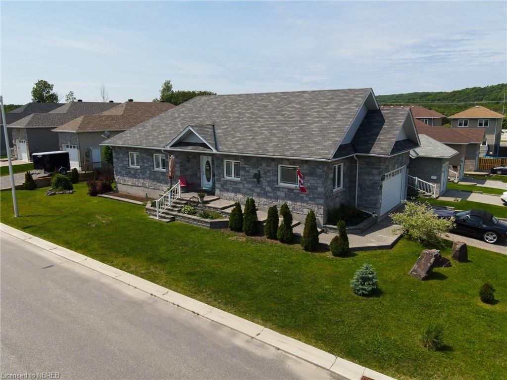 Single Family sold at 2450 CONNAUGHT Avenue, North Bay, Ontario, P1B 9R5 - Widdifield - MLS: 40279412