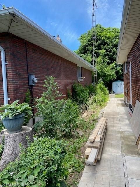 Single Family Residence sold at 2 Wanda Road, St. Catharines, Burleigh Hill, L2T 1S4 - MLS: 40283615