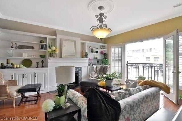 2 - 95 Kerr Street W