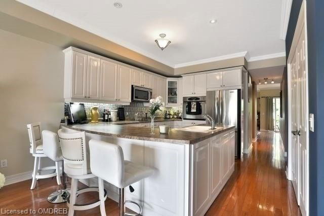 2 - 95 Kerr Street W