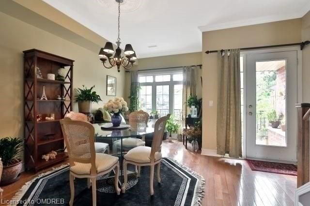 2 - 95 Kerr Street W