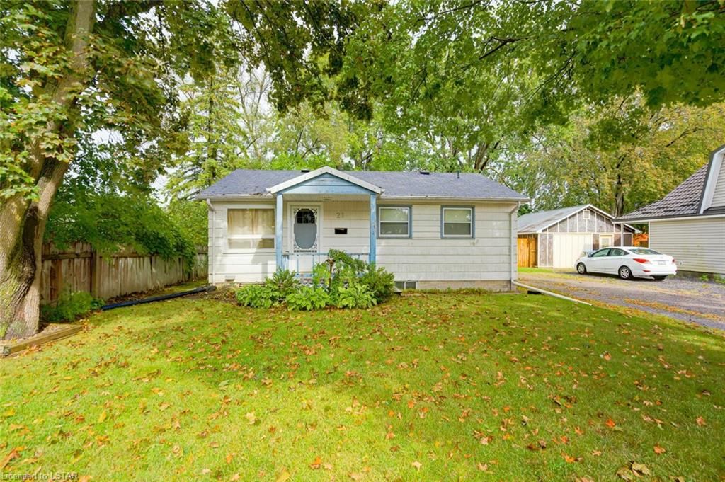 Single Family Residence sold at 21 Queen Street, Strathroy, ON, N7G 2H5 - Caradoc - MLS: 40329906
