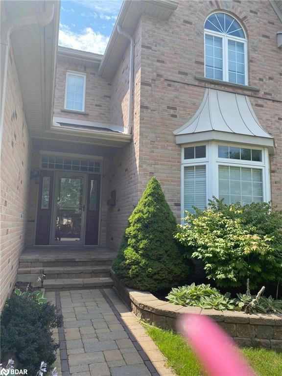 144 Meadowoak Crescent