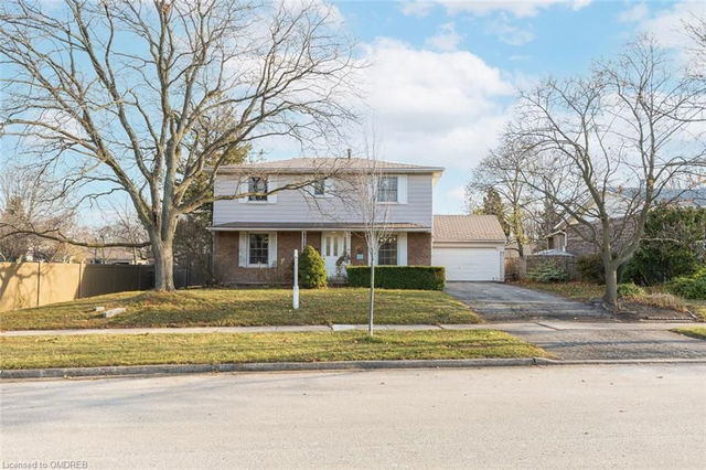 2212 Urwin Crescent