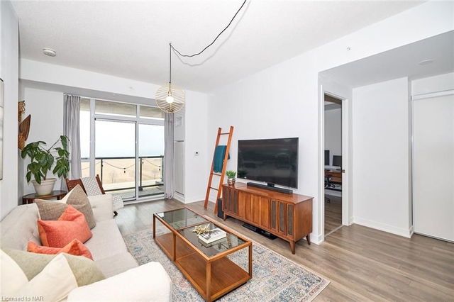 710 - 550 North Service Road