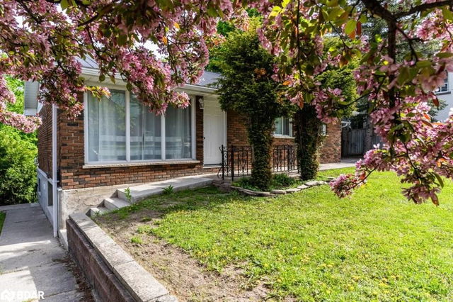 25 Simcoe Street