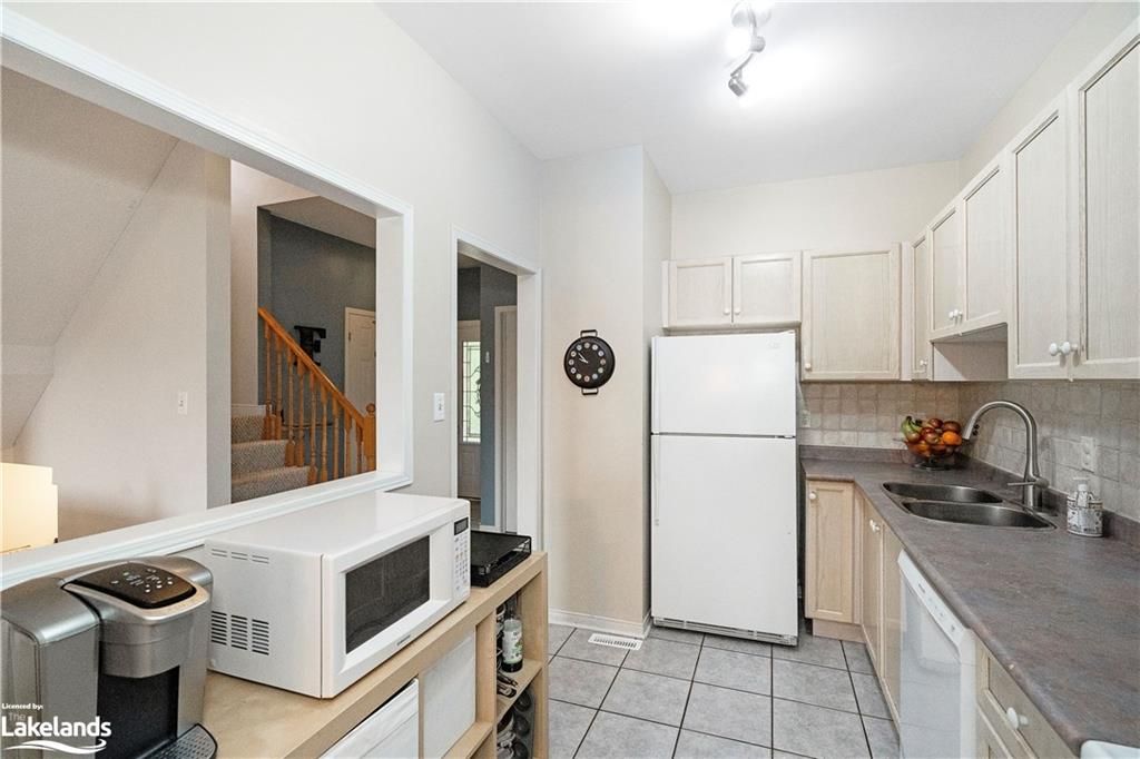 Row/Townhouse sold at 102 Bruce Crescent, Barrie, ON, L4N 8P4 - Innishore - MLS: 40414341
