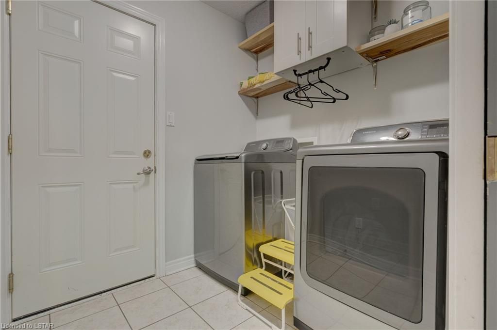 Single Family Residence sold at 292 Thorn Drive, Strathroy, ON, N7G 4E1 - Caradoc - MLS: 40419087