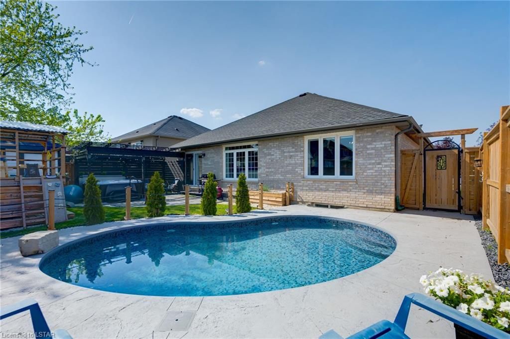 Single Family Residence sold at 292 Thorn Drive, Strathroy, ON, N7G 4E1 - Caradoc - MLS: 40419087