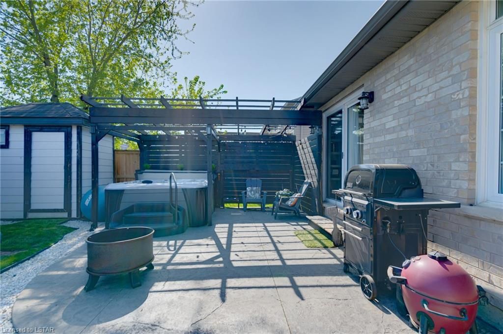 Single Family Residence sold at 292 Thorn Drive, Strathroy, ON, N7G 4E1 - Caradoc - MLS: 40419087