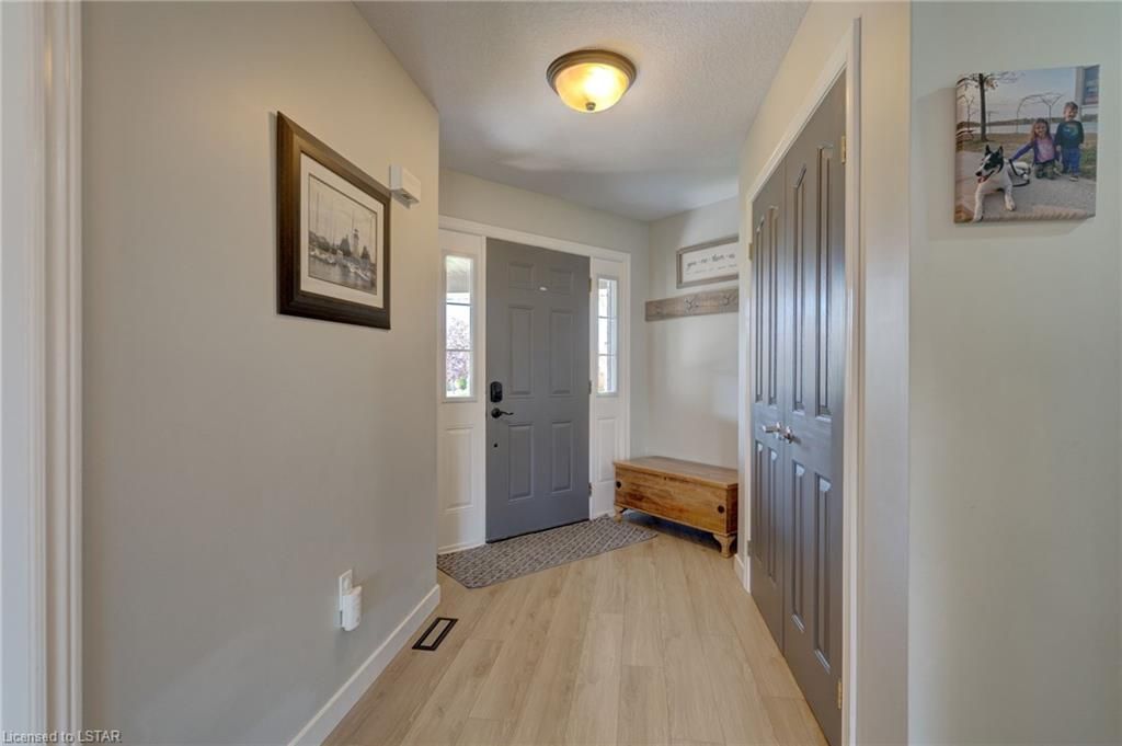 Single Family Residence sold at 292 Thorn Drive, Strathroy, ON, N7G 4E1 - Caradoc - MLS: 40419087