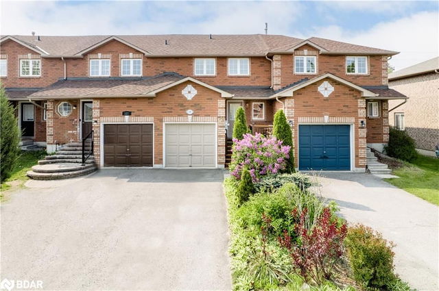 135 Courtney Crescent