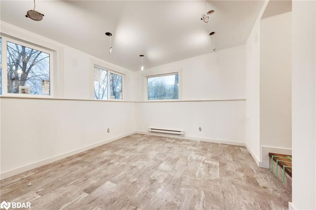 LOWER UNIT - 154 Simcoe Street
