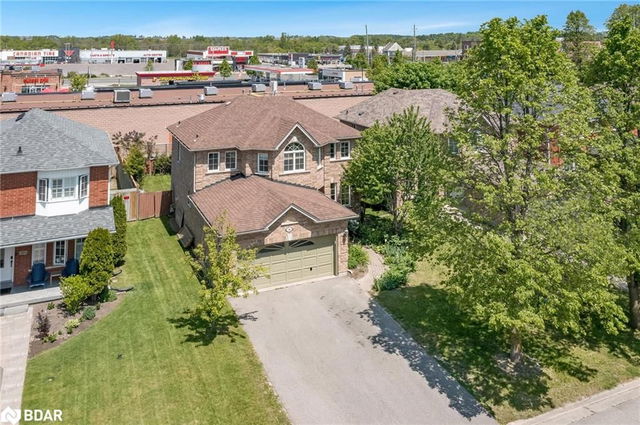 8 Henderson Crescent