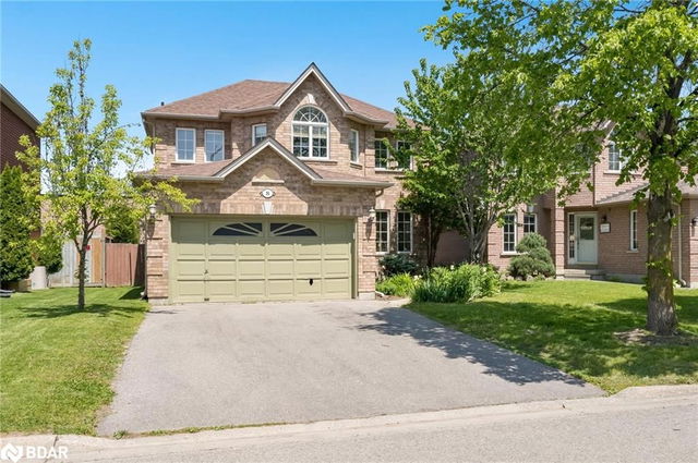 8 Henderson Crescent