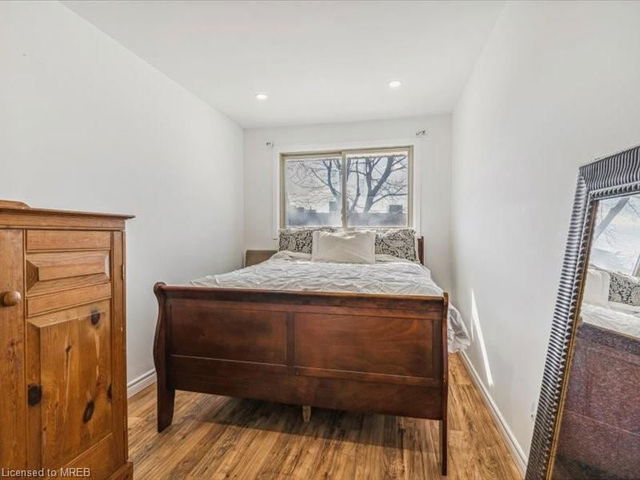 4 1/2 Leaside Drive