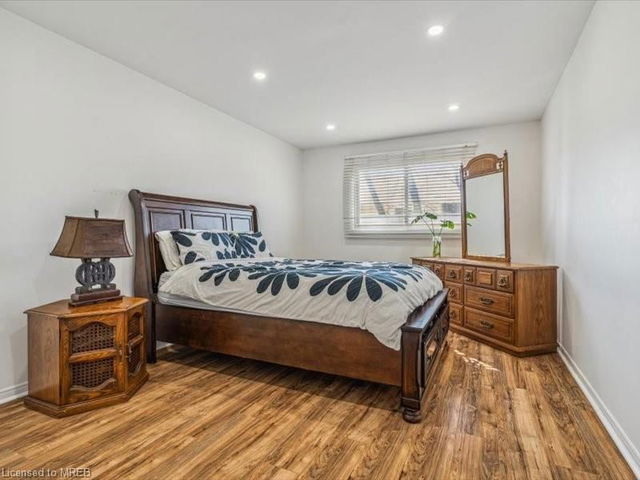 4 1/2 Leaside Drive