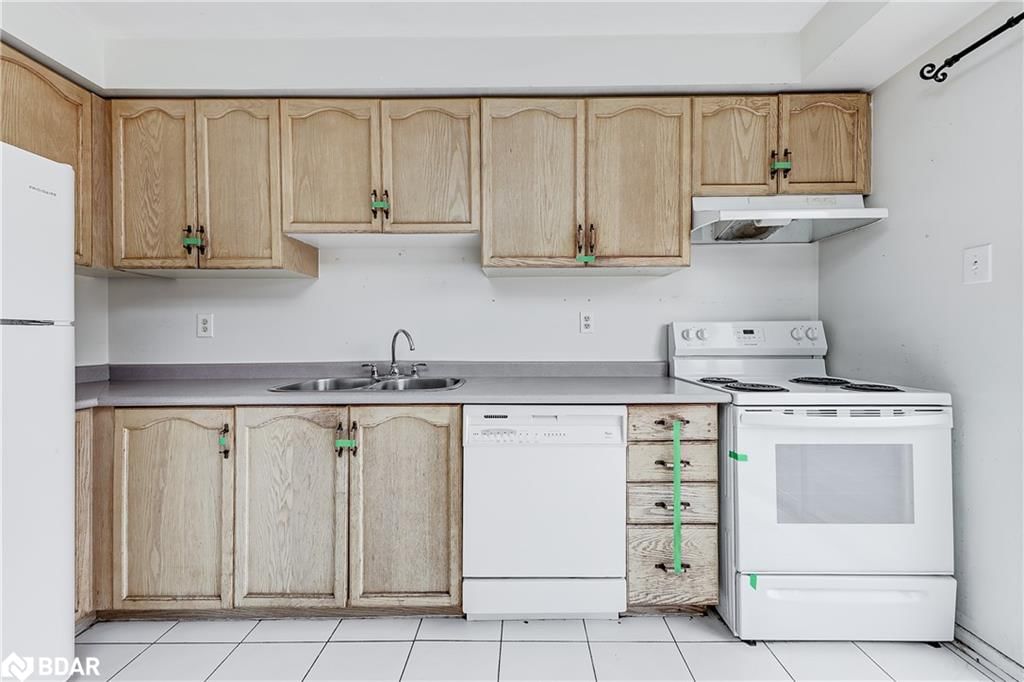 Row/Townhouse sold at 148 Pickett Crescent, Barrie, ON, L4N 8B9 - Painswick - MLS: 40465053