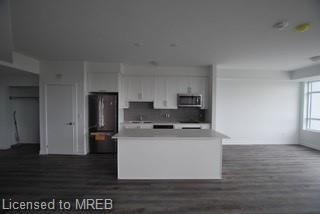 418 - 600 North Service Road