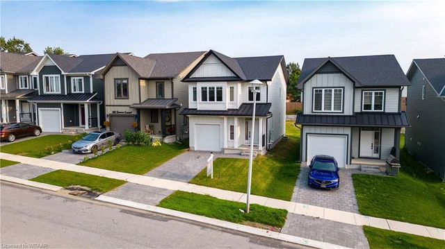 985 Deveron Crescent