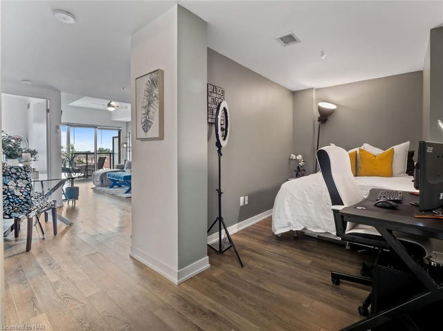 406 - 550 North Service Road