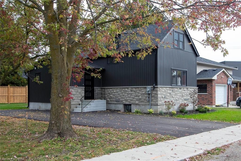 Single Family Residence sold at 22 Cobourg Lane, Stratford, ON, N5A 1E7 - Stratford - MLS: 40496708