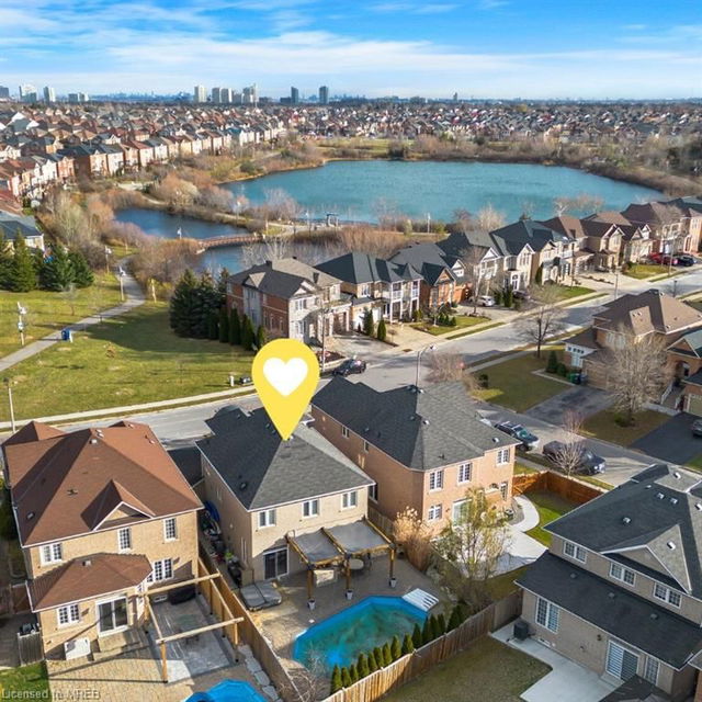 4 Stoneylake Avenue