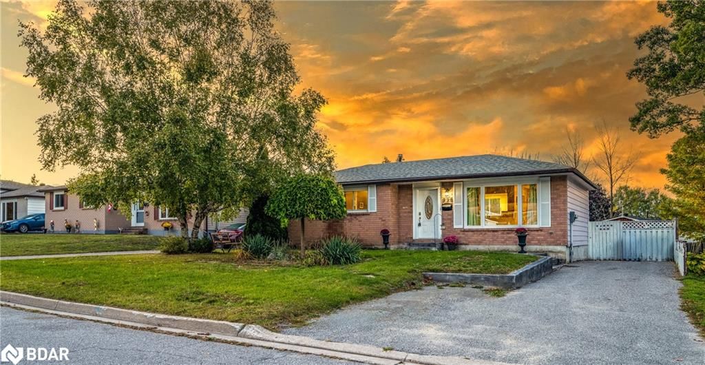 Single Family Residence sold at 998 Glen Bogie Crescent, Midland, ON, L4R 4S8 - West of King Street - MLS: 40515287