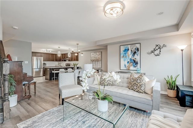974 Hickory Crescent