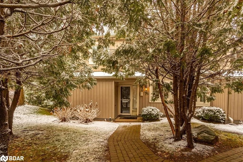 576 Oxbow Crescent
