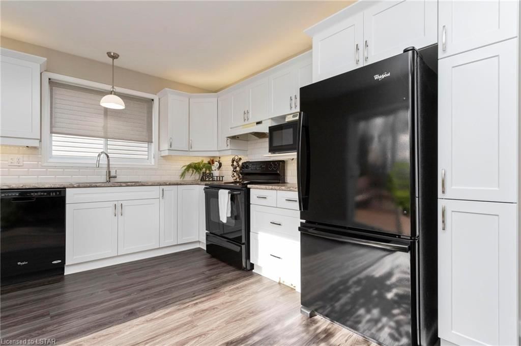 Single Family Residence sold at 42 Hickory Boulevard, Strathroy, ON, N7G 4E9 - SE - MLS: 40548601