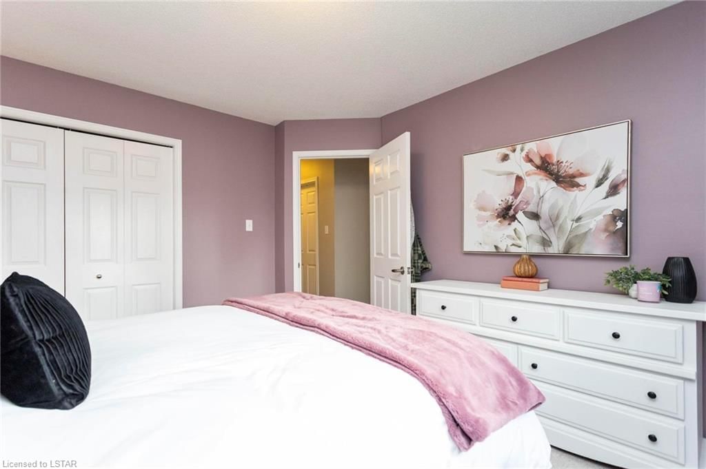 Single Family Residence sold at 42 Hickory Boulevard, Strathroy, ON, N7G 4E9 - SE - MLS: 40548601