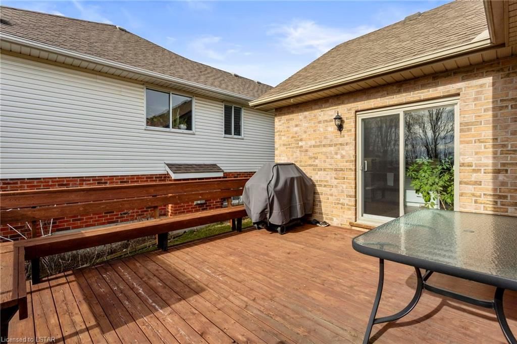 Single Family Residence sold at 42 Hickory Boulevard, Strathroy, ON, N7G 4E9 - SE - MLS: 40548601