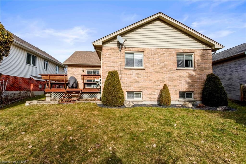Single Family Residence sold at 42 Hickory Boulevard, Strathroy, ON, N7G 4E9 - SE - MLS: 40548601