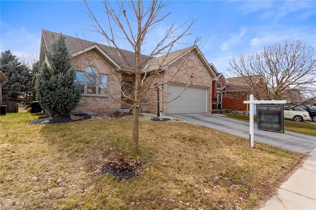 Single Family Residence sold at 42 Hickory Boulevard, Strathroy, ON, N7G 4E9 - SE - MLS: 40548601