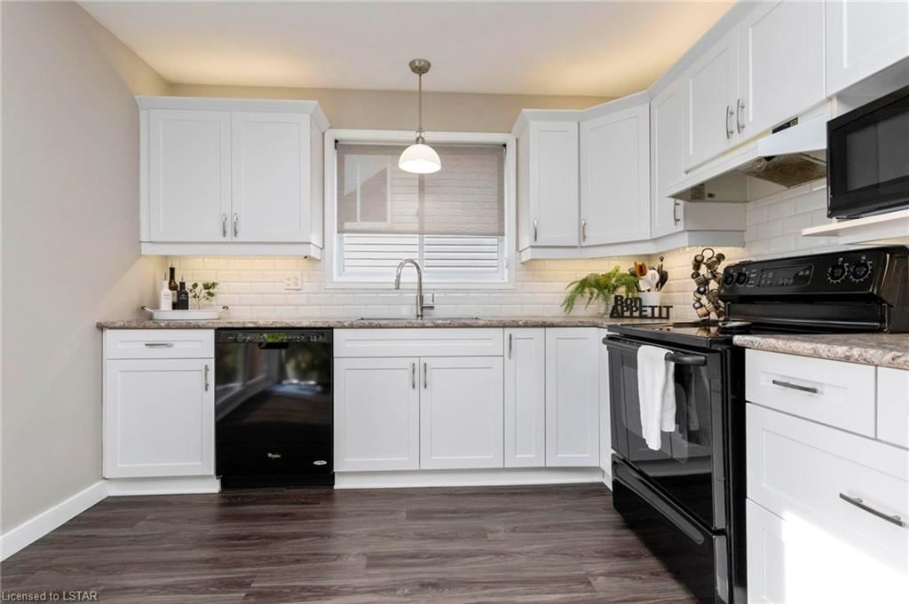 Single Family Residence sold at 42 Hickory Boulevard, Strathroy, ON, N7G 4E9 - SE - MLS: 40548601