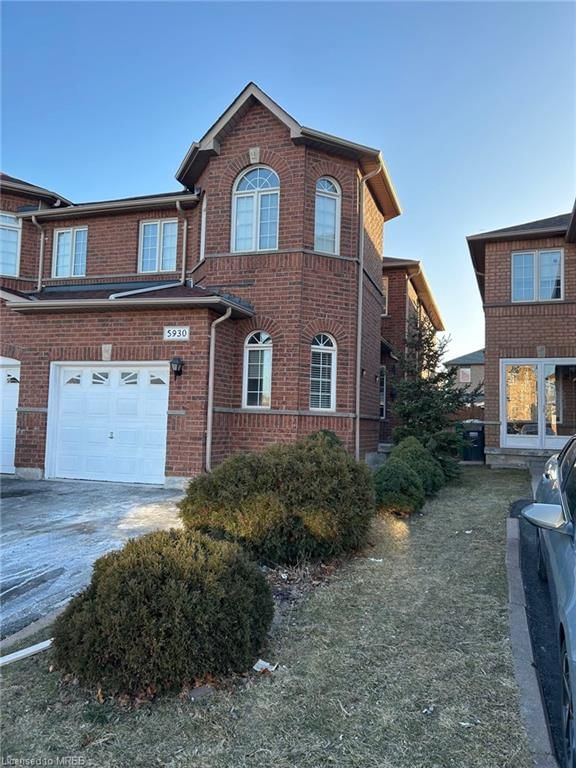 Lower - 5930 Ridgecrest Crescent