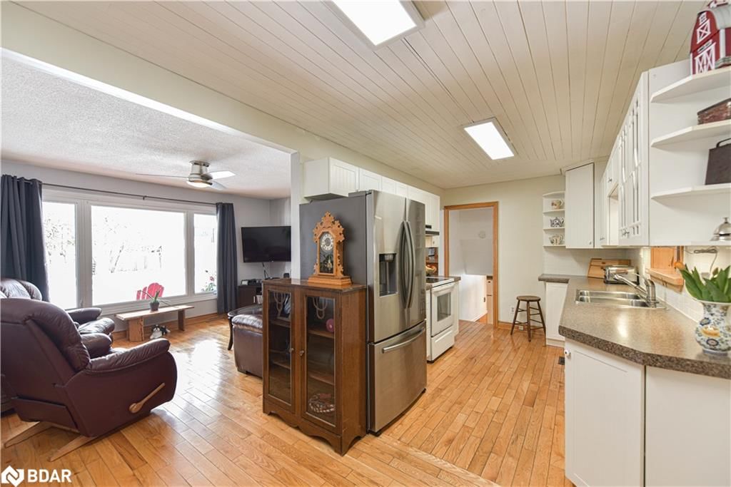 Single Family Residence sold at 2 Wallis Street, Warminster, ON, L3V 8N9 - Warminster - MLS: 40557564
