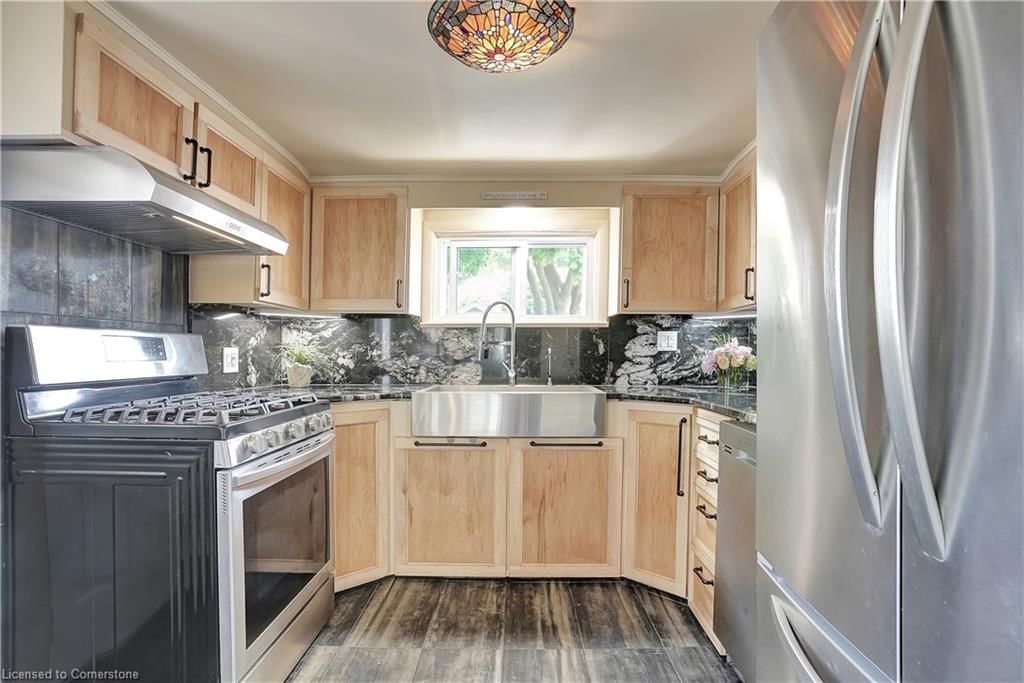 Single Family Residence sold at 11 Burrows Street, Cambridge, ON, N1R 4H1 - Glenview, Lincoln, Oak - MLS: 40575813