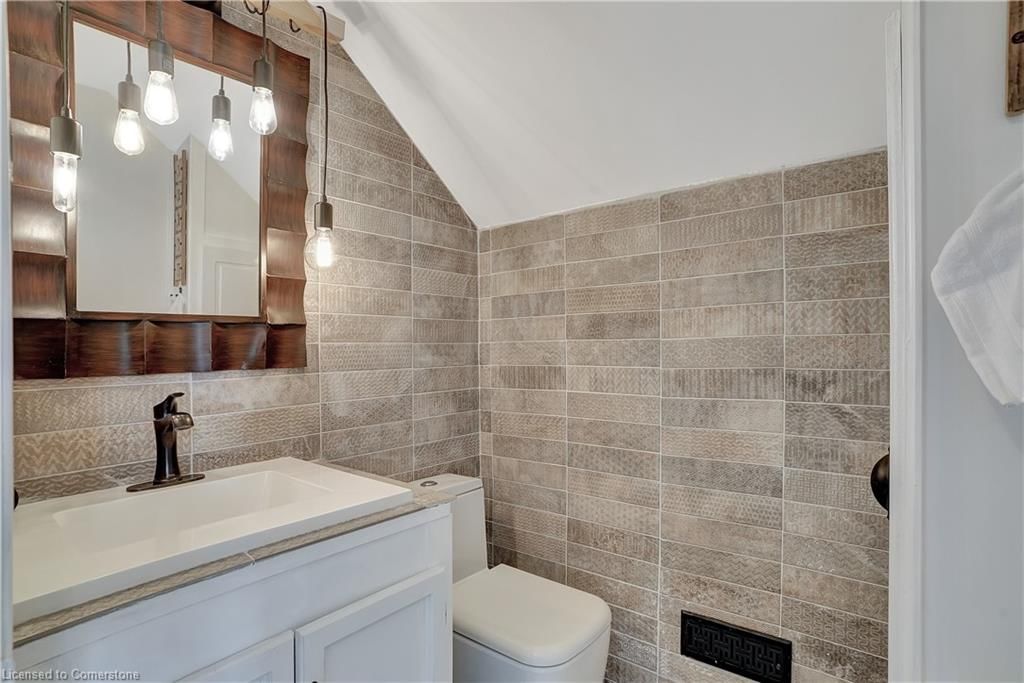 Single Family Residence sold at 11 Burrows Street, Cambridge, ON, N1R 4H1 - Glenview, Lincoln, Oak - MLS: 40575813