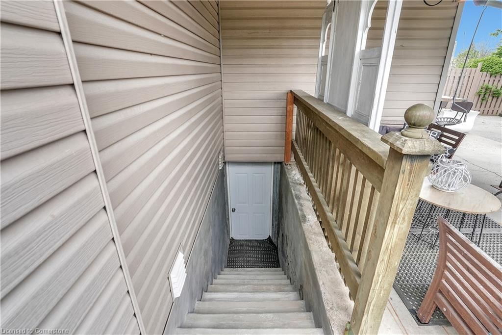 Single Family Residence sold at 11 Burrows Street, Cambridge, ON, N1R 4H1 - Glenview, Lincoln, Oak - MLS: 40575813