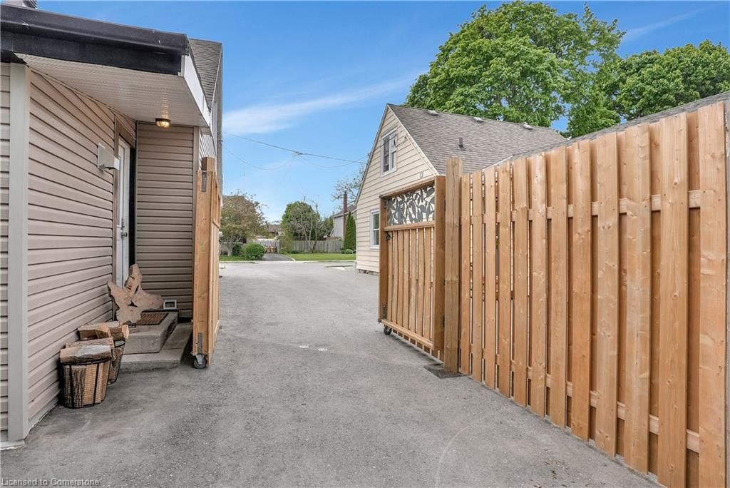 Single Family Residence sold at 11 Burrows Street, Cambridge, ON, N1R 4H1 - Glenview, Lincoln, Oak - MLS: 40575813
