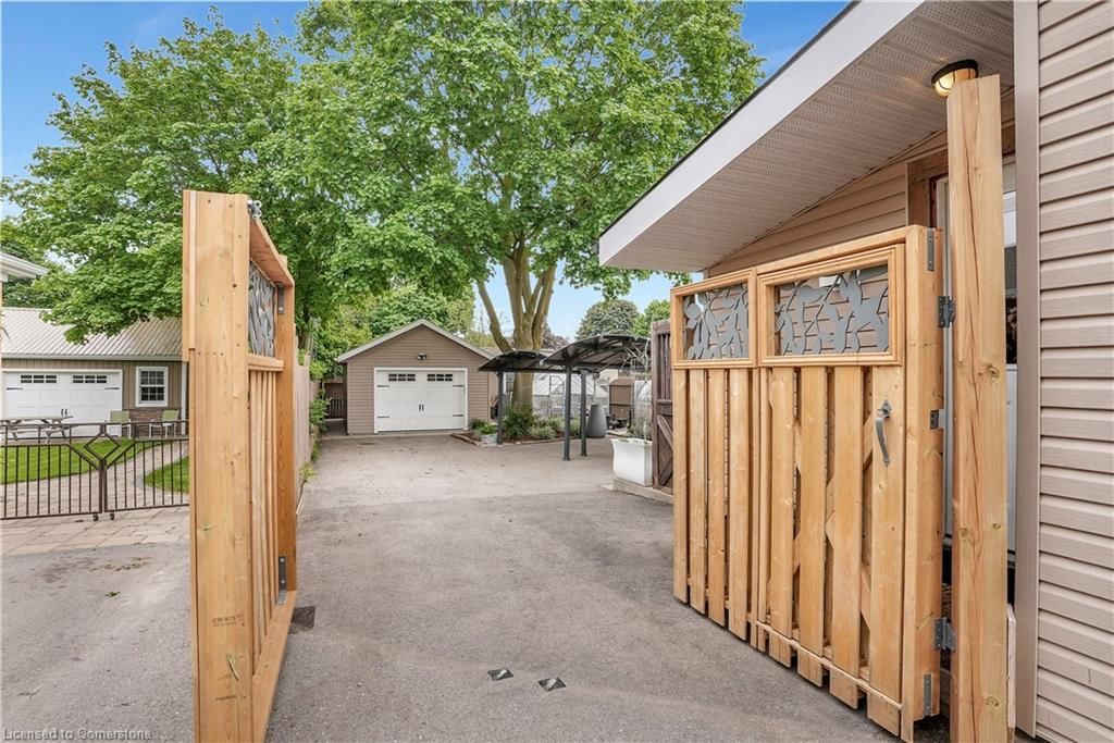 Single Family Residence sold at 11 Burrows Street, Cambridge, ON, N1R 4H1 - Glenview, Lincoln, Oak - MLS: 40575813