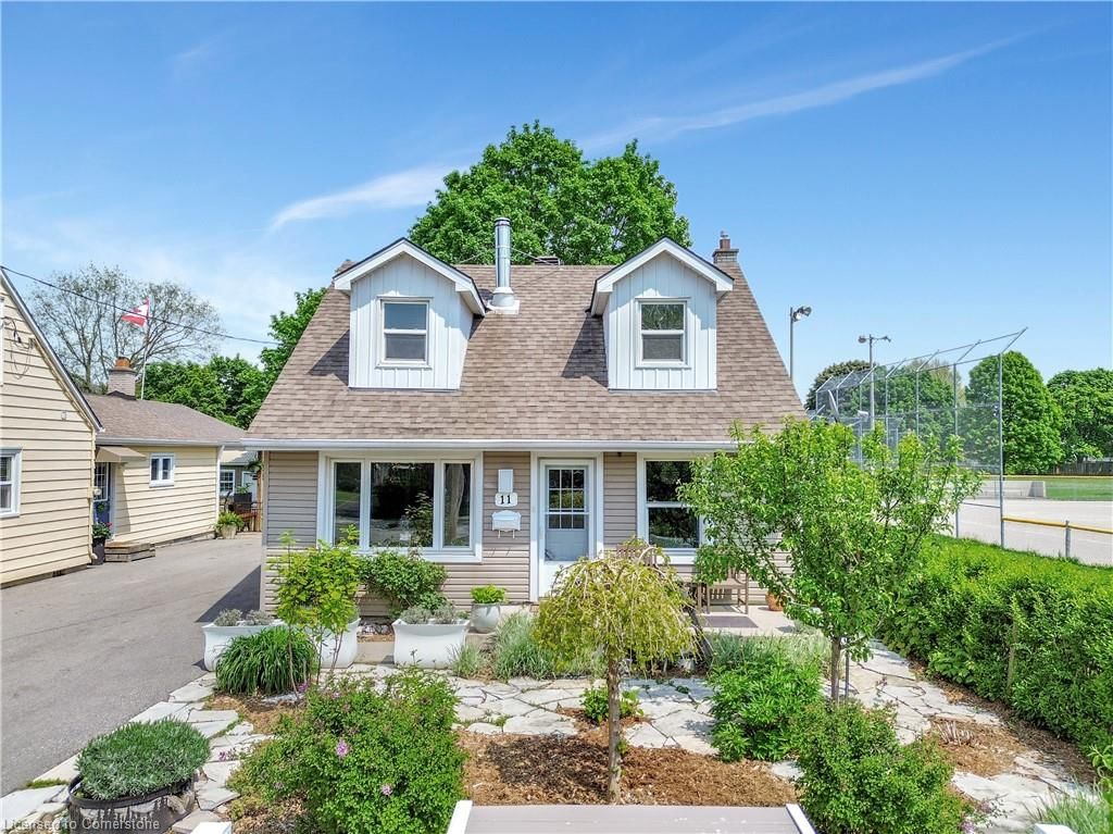 Single Family Residence sold at 11 Burrows Street, Cambridge, ON, N1R 4H1 - Glenview, Lincoln, Oak - MLS: 40575813