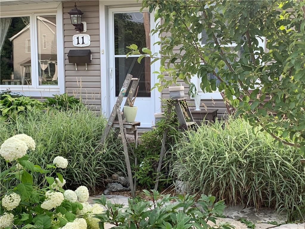 Single Family Residence sold at 11 Burrows Street, Cambridge, ON, N1R 4H1 - Glenview, Lincoln, Oak - MLS: 40575813