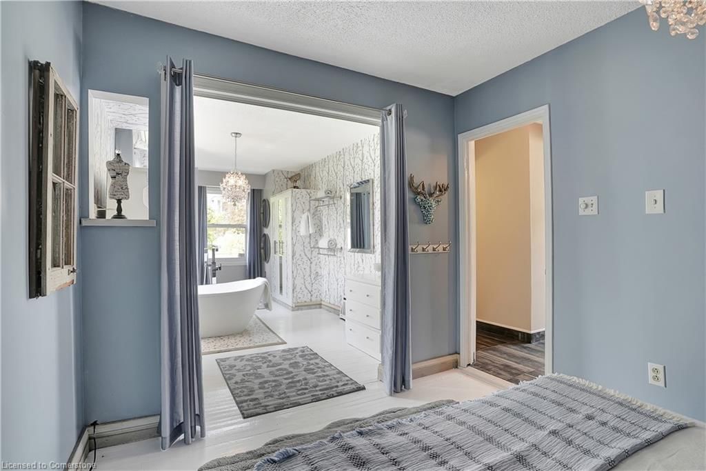 Single Family Residence sold at 11 Burrows Street, Cambridge, ON, N1R 4H1 - Glenview, Lincoln, Oak - MLS: 40575813