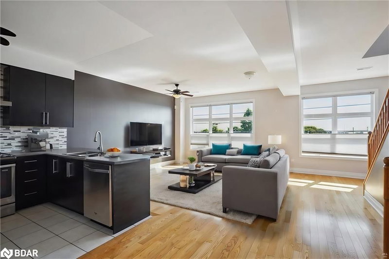 8 - 885 Lakeshore Road E