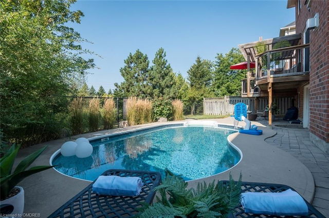 896 Hollinrake Crescent