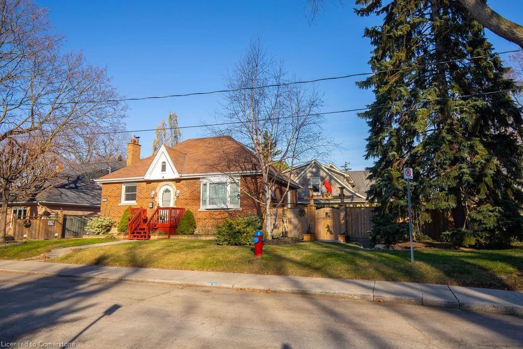 Single Family Residence sold at 39 Brant Street, Oakville, CO Central, L6K 2Z3 - MLS: 40685362